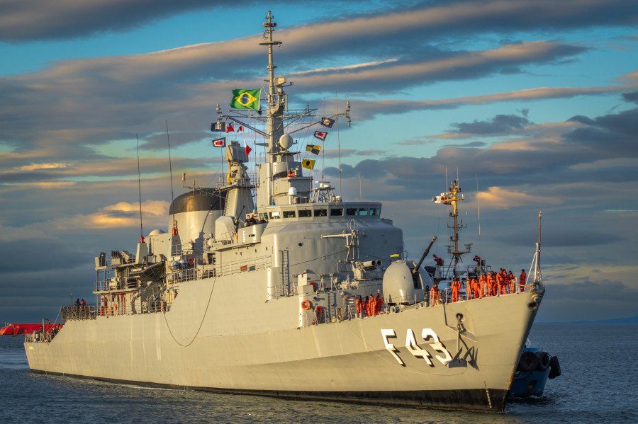 Fragata Liberal arribando al puerto de Punta Arenas Firma Armada de Chile