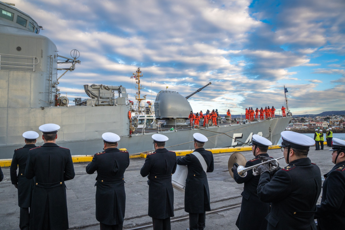 La Banda Insignia de la Cuarta Zona Naval de la bienvenida a la tripulaciu00f3n de la fragata Liberal (F 43) Firma Armada de Chile