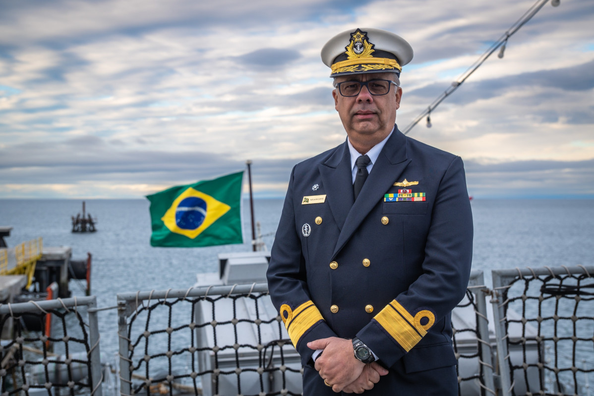 Comandante de la Primera Divisiu00f3n de Escuadra de la Marina de Brasil  contraalmirante Nelson Leite Firma Armada de Chile