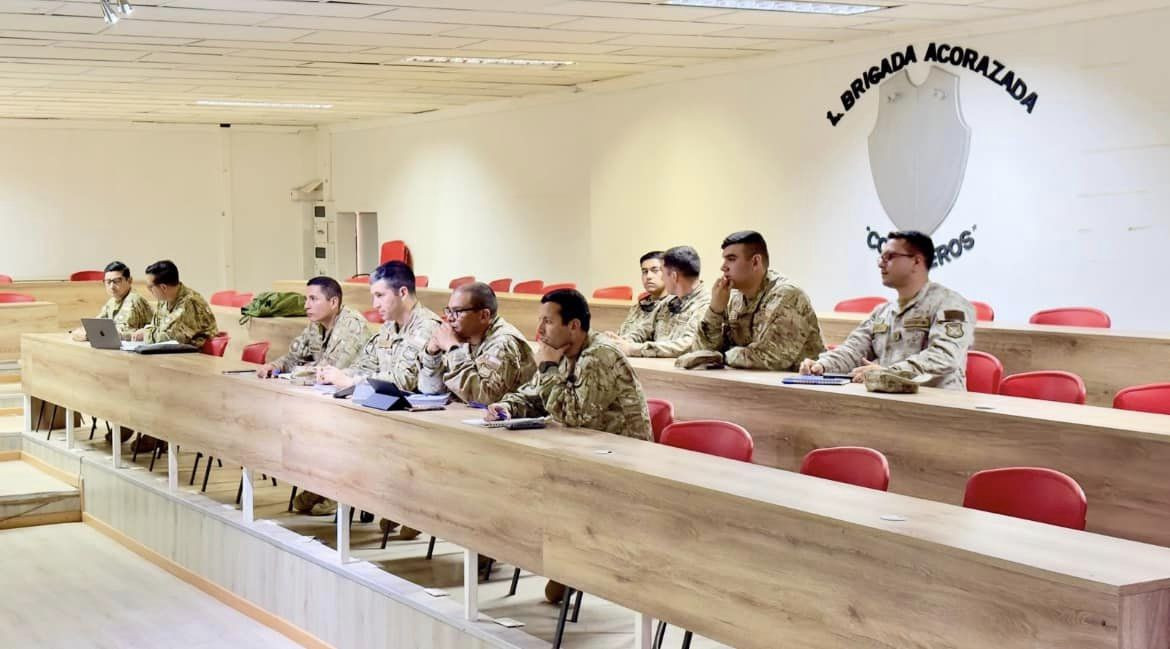 Personal de la Compau00f1ia de Ingenieros Mecanizada N9 Zapadores en la sala  General Joaquu00edn Prieto participando en la mesa de trabajo virtual de Gap Crossing  Firma 1 Brigada Acorazada Coraceros del Eju00e9rcito de Chile