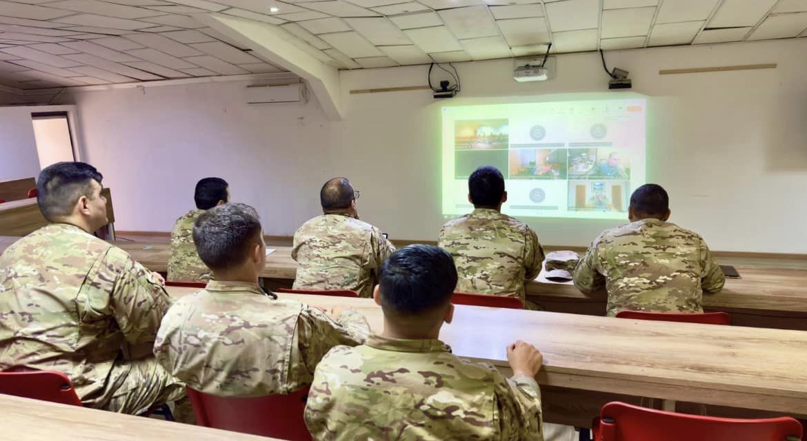 Efectivos de la Compau00f1u00eda de Ingenieros Mecanizada N9 Zapadores escuchando una de las exposiciones Firma 1 Brigada Acorazada Coraceros del Eju00e9rcito de Chile