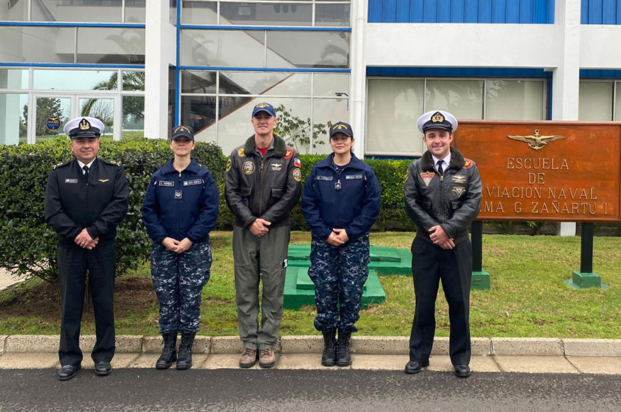 Personal argentino en  su visita a la Escuela de Aviaciu00f3n Naval de la Armada de Chile Firma Estado Mayor Conjunto de Chile