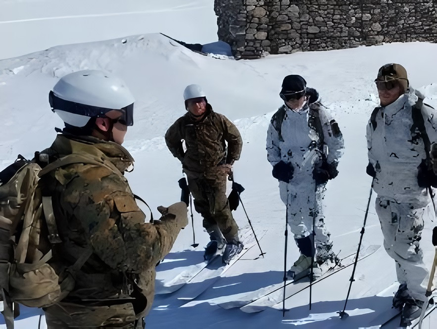 Oficiales del Centro de Capacidades y Entrenamiento de Unidades de Montaña del Ejército de Alemania  en Portillo Firma Escuela de Montaña del Ejército de Chile