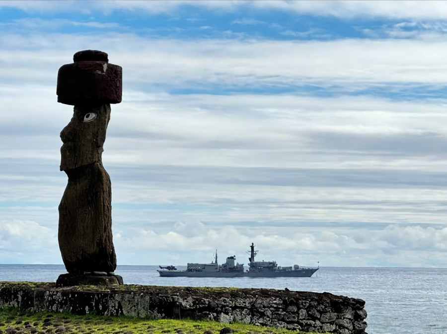 Fragata FF 06 Almirante Condell en isla de Pascua Firma Armada de Chile