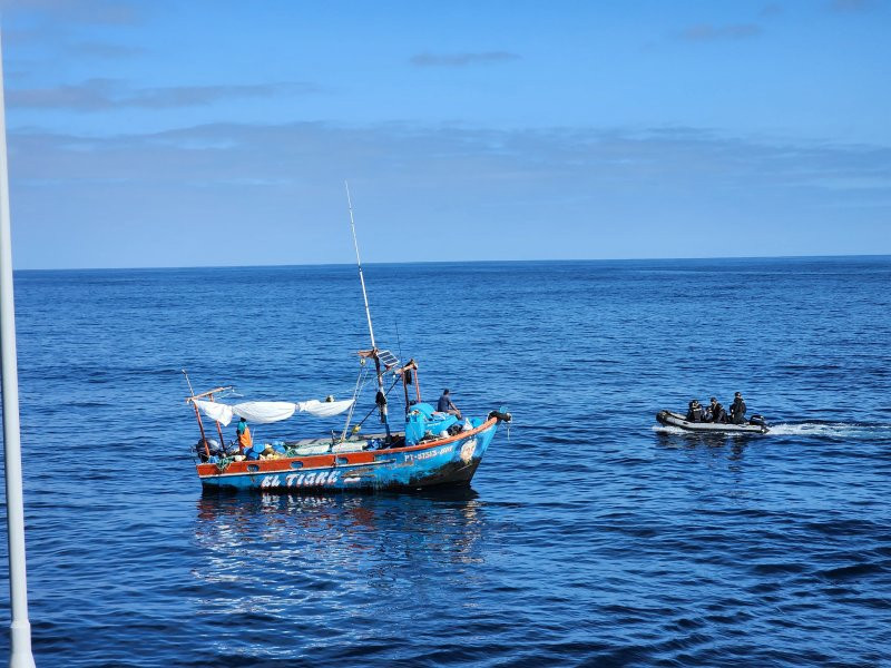 Aproximaciu00f3n de bote Pumar de la LAM 34 Casma a la embarcaciu00f3n epesquerra extrnajera sorprendida pescando en aguas nacionales Firma Armada de Chile