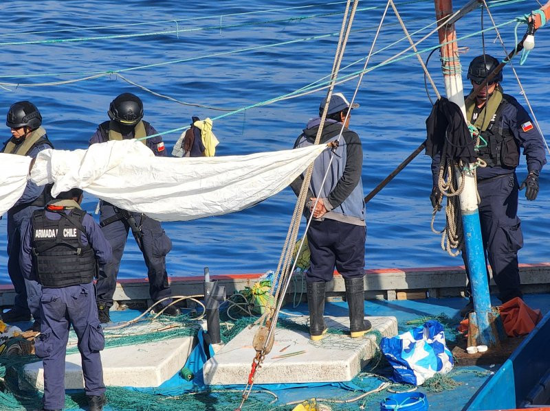 Tripulantes de la LAM 34 Casma realizando inspecciu00f3n a embarcaciu00f3n el Tigre III  Firma Armada de Chile