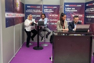 Equipo de Infodefensa en Eurosatory