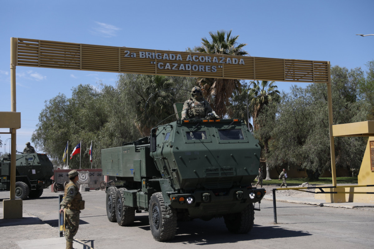 M142 Himars saliendo del Campo Militar Pozo Almonte del Ejército de Chile Firma United States Army South