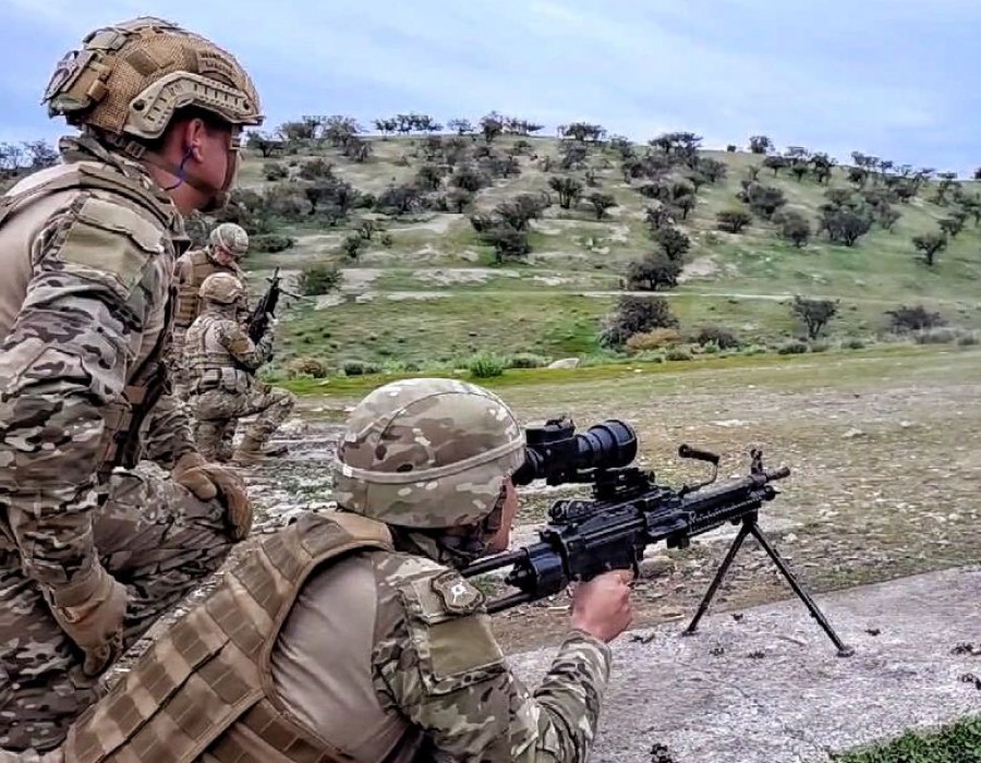 Soldados conscriptos en instrucción con la mira Artemis acoplada a la ametralladora FN Herstal Minimi Firma Escuela de Infantería del Ejército de Chile