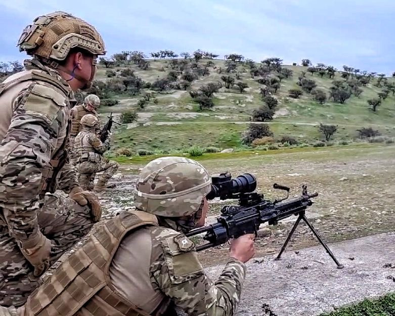 Soldados conscriptos en instrucción con la mira Artemis acoplada a la ametralladora FN Herstal Minimi Firma Escuela de Infantería del Ejército de Chile