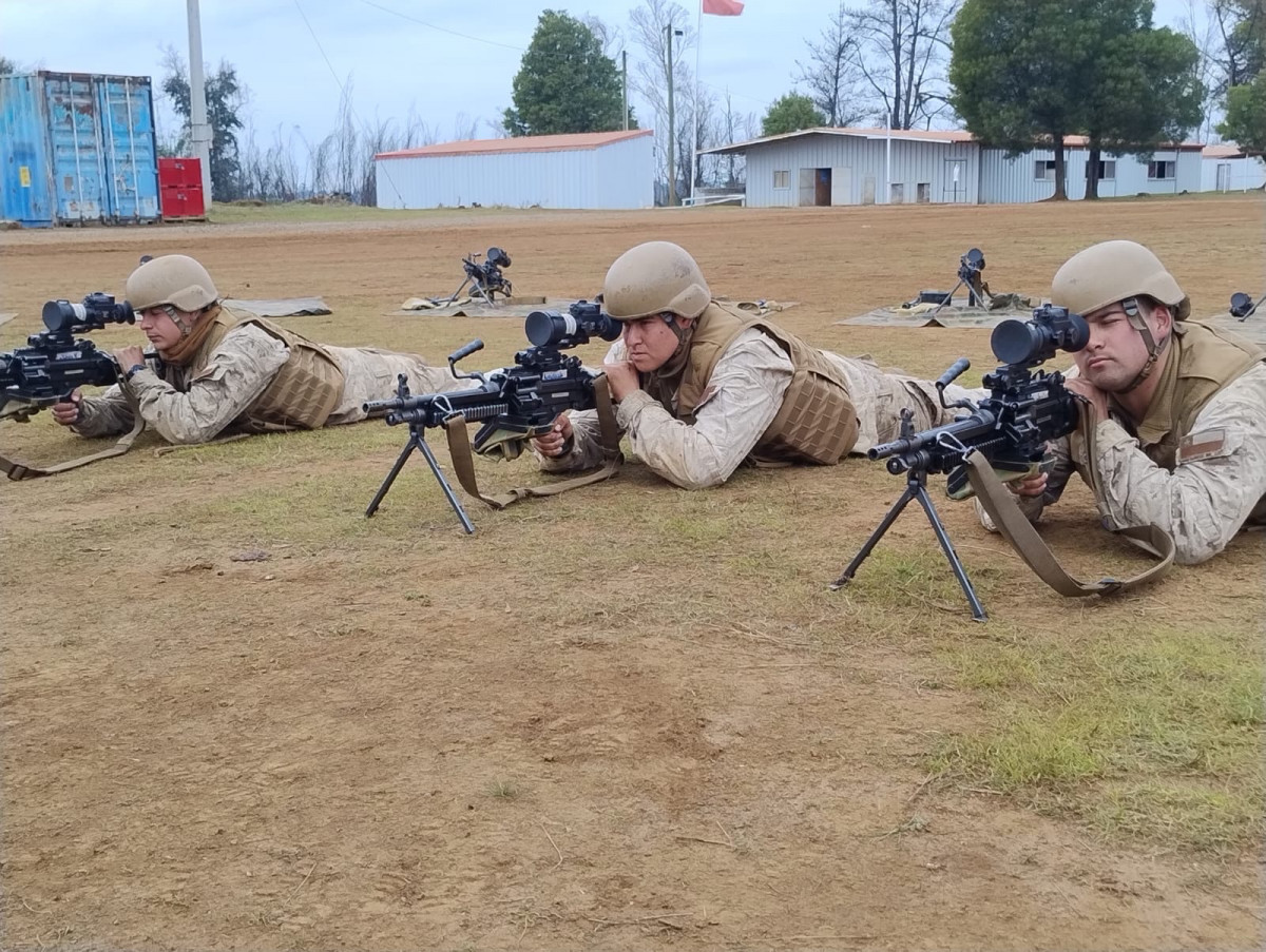 Soldados conscriptos del Regimiento Nu00b09 Chillu00e1n que tienen la OME de sirviente de ametralladora FN Minimi capacitados en la mira Artemis Firma Eju00e9rcito de Chile