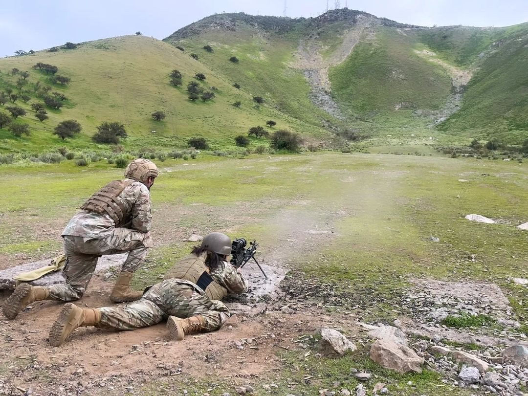 Soldado del Batallu00f3n de Protecciu00f3n del Regimiento de Policu00eda Militar Nu00b01 Santiago empleando la mira Artemis en una instrucciu00f3n de tiro en el CIE Chena Firma Comandancia General Eju00e9rcito Regiu00f3n Metropolitana