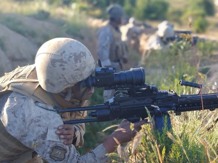 Efectivo del Regimiento Nu00b06 Chacabuco empleando la mira Artemis en una pru00e1ctica de tiro de ametralladora Minimi Firma II Divisiu00f3n Motorizada del Eju00e9rcito de Chile