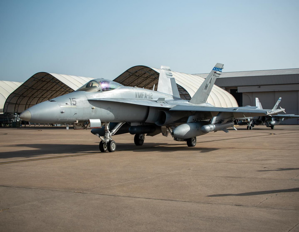 Un Boeing FA18C Hornet del VMFA 112 Cowboys con un CATM 84D que simula un misil antibuque AG 184A Harpoon Firma Sgt Eric Kilpatrick