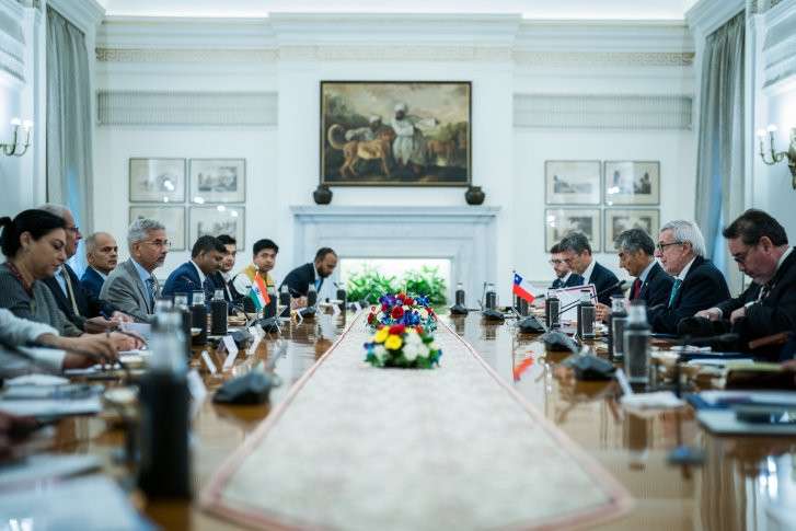 Las delegaciones participando en el segundo Comitu00e9 Conjunto de Alto Nivel bilateral Firma Ministerio de Relaciones Exteriores de Chile