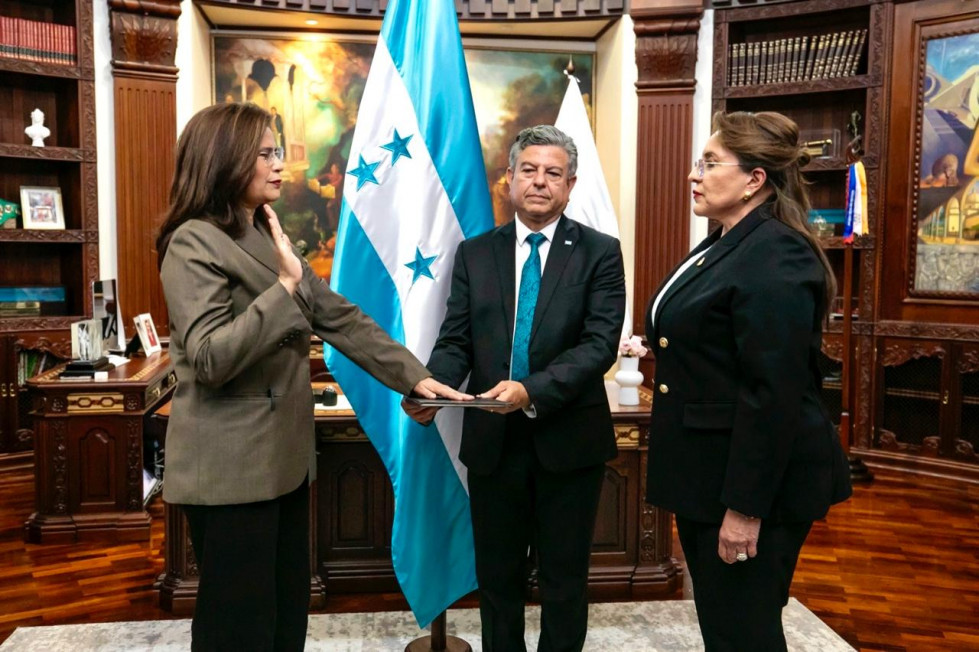 Rixi Moncada es juramentada como secretaria de Defensa de Honduras