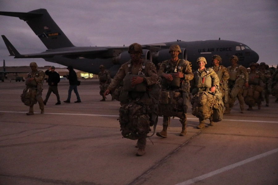 Paracacidistas de la 11th Airborne Division embarcan en el C 130J Super Hercules para efectuar el salto nocturno en el desierto de Tarapacá en Chile Firma Sgt Richard Trinh US Army National Guard