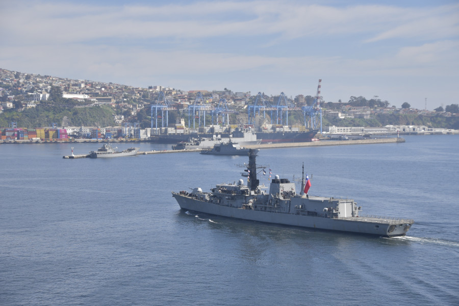 Fragata FF 06 Almirante Condell ingresando al molo de abrigo de Valparaíso Firma Armada de Chile