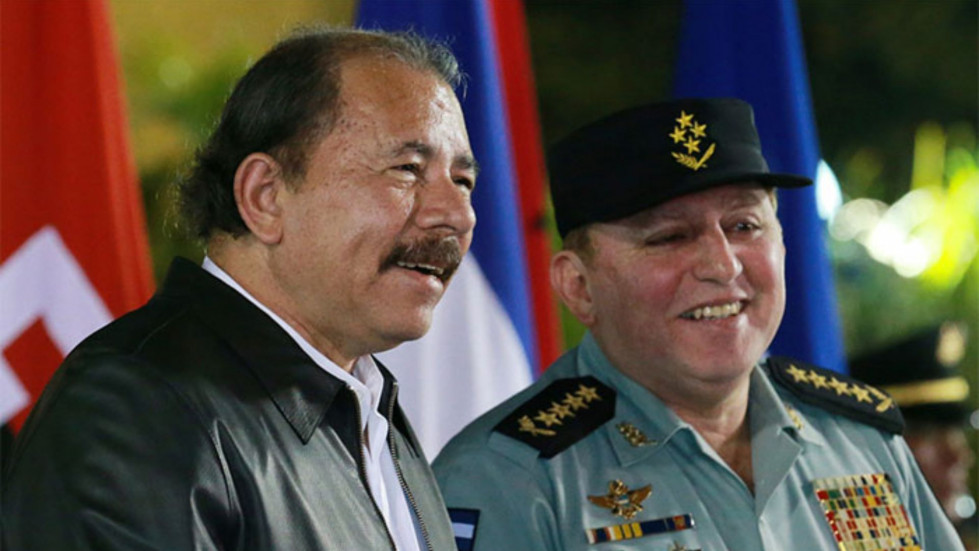 Presidente de Nicaragua y jefe del Ejército realizan ascensos