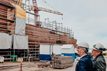 El embajador Cyrille Rogeau observa en la grada de Asmar Talcahuano la construcción del primer buque multipropósito del proyecto Escotillón IV de la Armada de Chile Firma Embajada de Francia en Chi