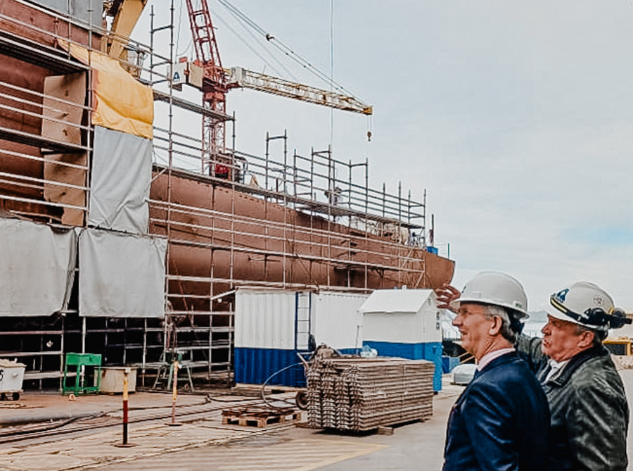 El embajador Cyrille Rogeau observa en la grada de Asmar Talcahuano la construcción del primer buque multipropósito del proyecto Escotillón IV de la Armada de Chile Firma Embajada de Francia en Chi