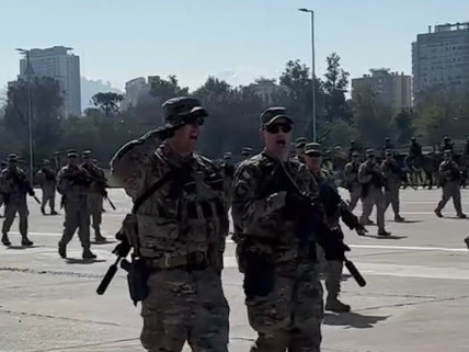 Operadores de la BOE Lautaro en la primera práctica de desfile en la elipse del Parque OHiggins de Santiago Firma Comando de Operaciones Especiales del Ejército de Chile