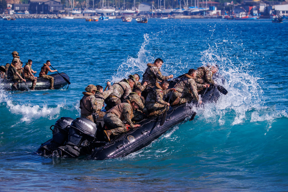 Infantes de Marina entrenando procedimientos con un bote de goma Asmar Puma MI585 Asalto Firma Armada de Chile