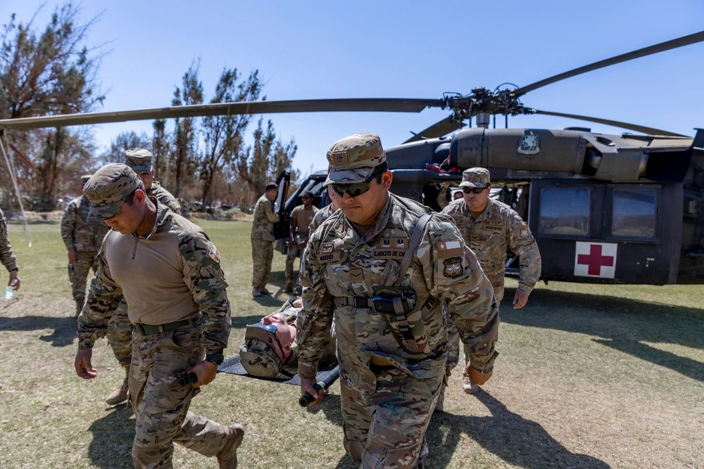 Personal del Eju00e9rcito de Chile traslada en camilla a un herido durante el entrenamiento Medevac Firma Sgt First Class Jonathan Pietrantoni US Army