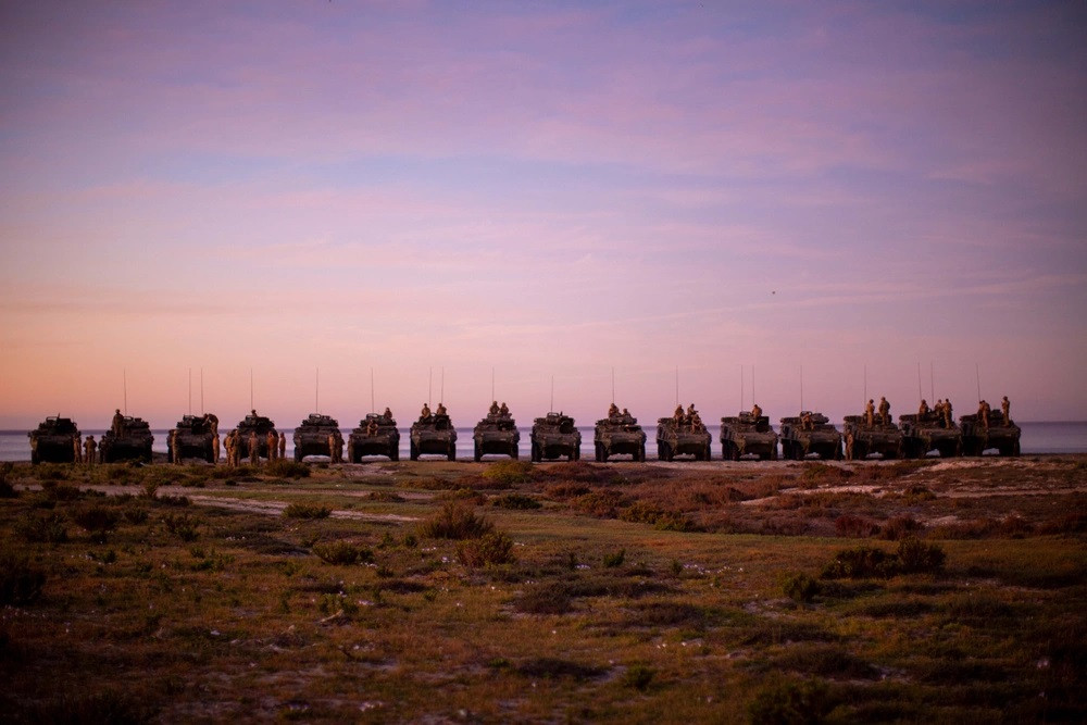 Carros LAV III de la Armada de Chile y vehu00edculos LAV 25 de los Marines en Puerto Aldea  Firma Lance Cpl Payton Goodrich USMC