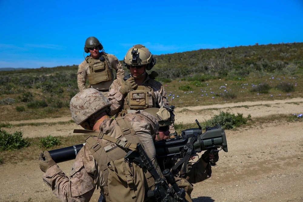 Marine cargando un proyectil en un M3E1 MAAWS Firma Lance Cpl Payton Goodrich USMC