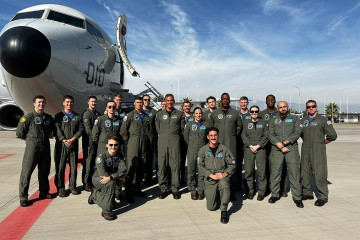 El contralmirante Carlos Sardiello junto a tripulantes del del P 8A Poseidon del Patrol Squadron VP 5 Firma US Naval Forces Southern Command US 4th Fleet