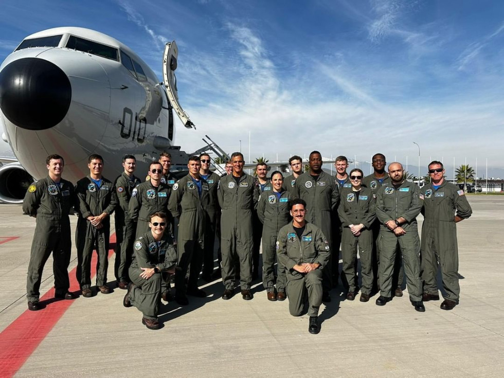 El contralmirante Carlos Sardiello junto a tripulantes del del P 8A Poseidon del Patrol Squadron VP 5 Firma US Naval Forces Southern Command US 4th Fleet