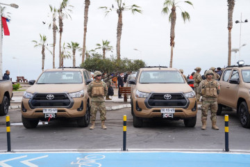 Ceremonia de entrega de nuevas camionetas Toyota Hilux 4x4 2.8 MT SR al Ejército de Chile Firma Gobierno Regional de Tarapacá