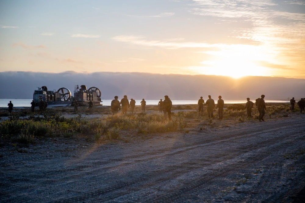 Infantes de Marina en el peru00edmetro de seguridad tras asegurar la zona de desembarco Firma Lance Cpl Payton Goodrich USMC