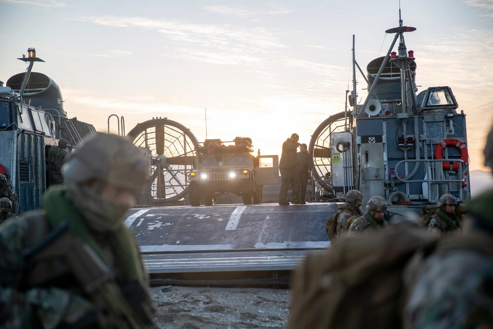 Despliegue de vehu00edculo Humvee desde una LCAC. Firma Lance Cpl Payton Goodrich USMC