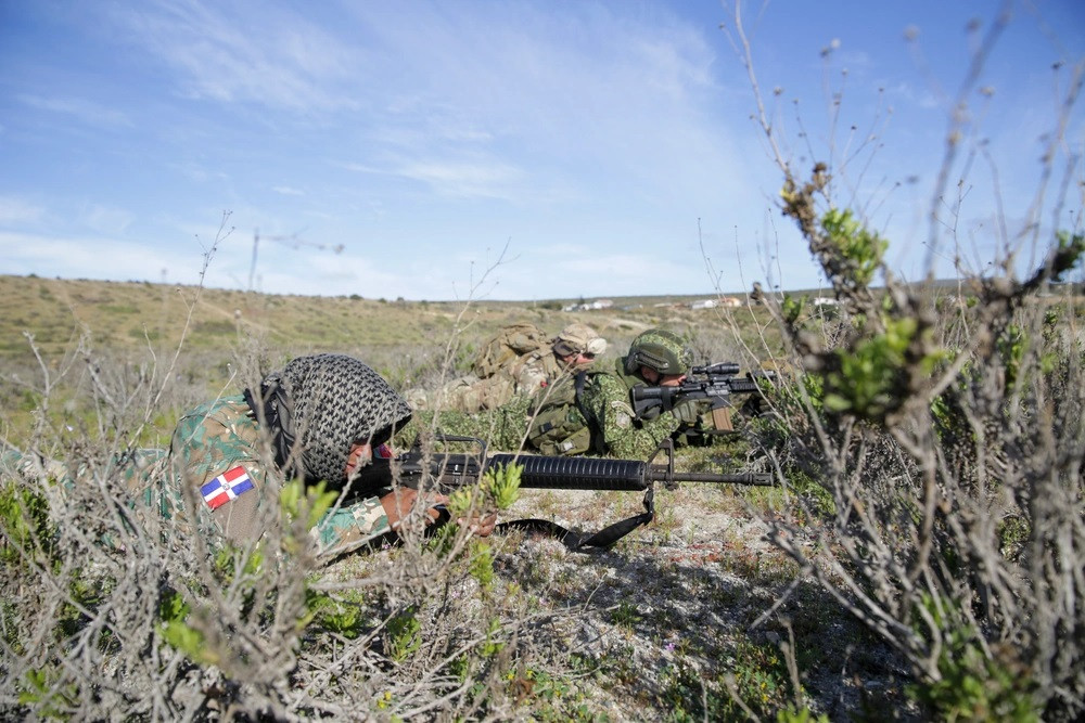 Infantes de Marina de Chile Colombia y Repu00fablica Dominicana en la pru00e1ctica de incursiu00f3n anfibia Firma Lance Cpl Payton Goodrich USMC