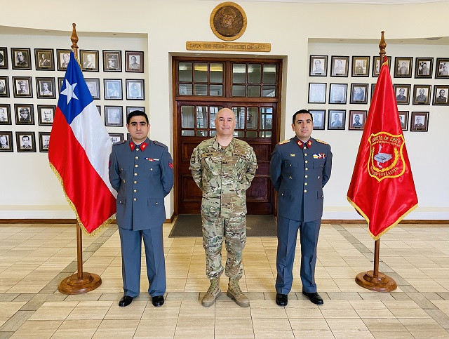 Cabo 1 Nicolu00e1s Hidalgo coronel Alfredo Quadri y teniente coronel Eugenio Moya Firma Cedoc Eju00e9rcito de Chile