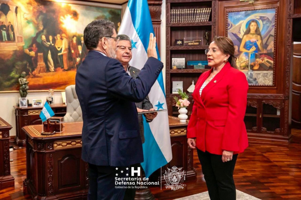 Presidenta de Honduras juramenta a subsecretario de Defensa