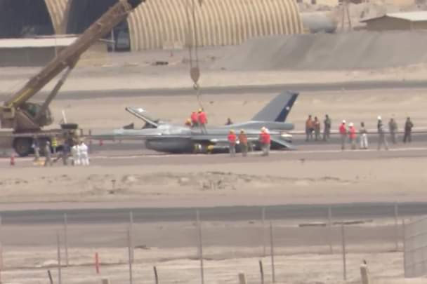 Una grúa retira al F 16 de la FACh que tuvo el incidente menor al aterrizar en el aeropuerto Diego Aracena de Iquique Firma Canal 13