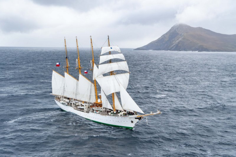 Buque escuela Esmeralda cruzando el Cabo de Hornos Firma Armada de Chile