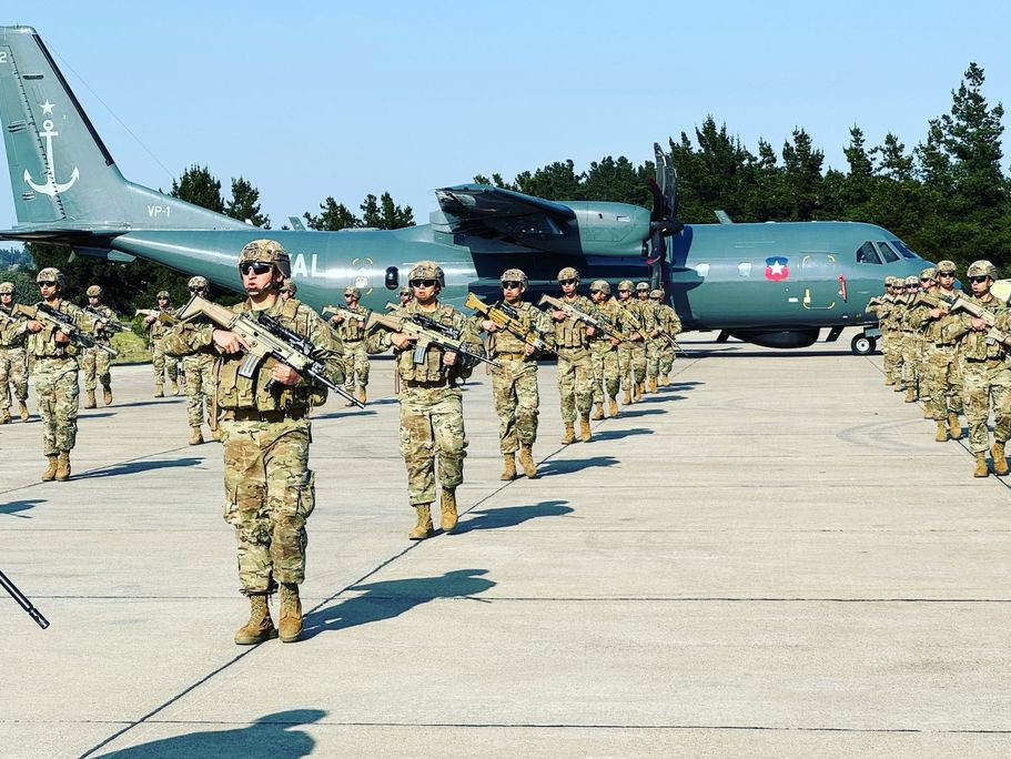 Personal del Batallón de Infantería de Marina N°21 Miller en la práctica de desfile en la base aeronaval Concón Firma Armada de Chile