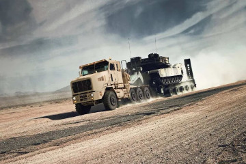 Camión de transporte pesado HET A1 con un carro de combate. Foto. Oshkosh Defense