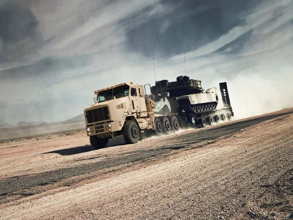 Camión de transporte pesado HET A1 con un carro de combate. Foto. Oshkosh Defense