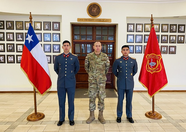 Teniente Francisco Yaeger general de brigada Giancarlo Casinnelli y  subteniente Matu00edas Yu00e1u00f1ez Firma Cedoc Eju00e9rcito de Chile