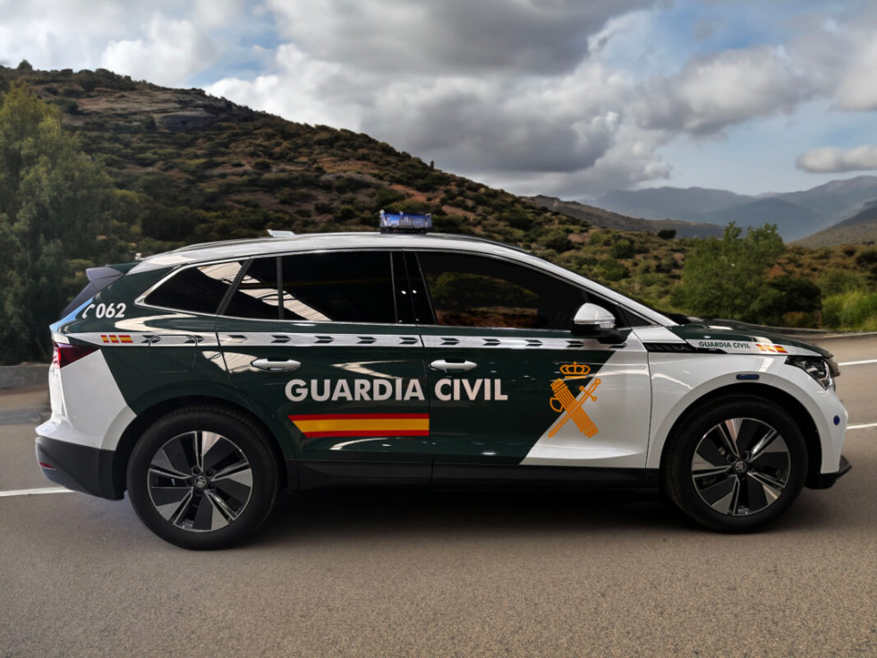 Vehiculo electrico Skoda Enyag de la Guardia Civil