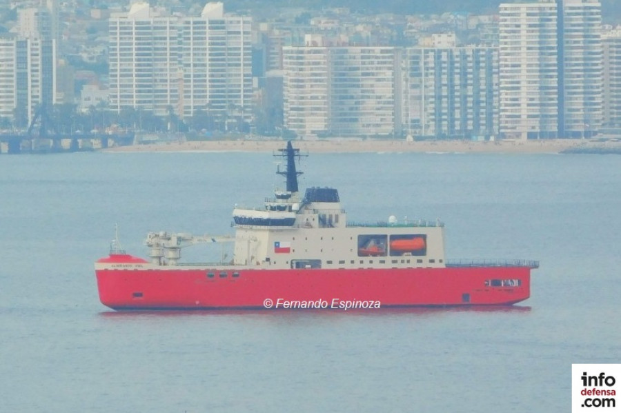 Rompehielos AGB 46 Almirante Viel en la bahía de Valparaíso Firma Fernando Espinoza