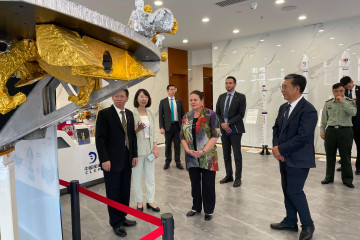 La ministra Fernández en el Laboratorio de Exploración del Espacio Profundo (DSEL) de China Firma Ministerio de Defensa Nacional de Chile