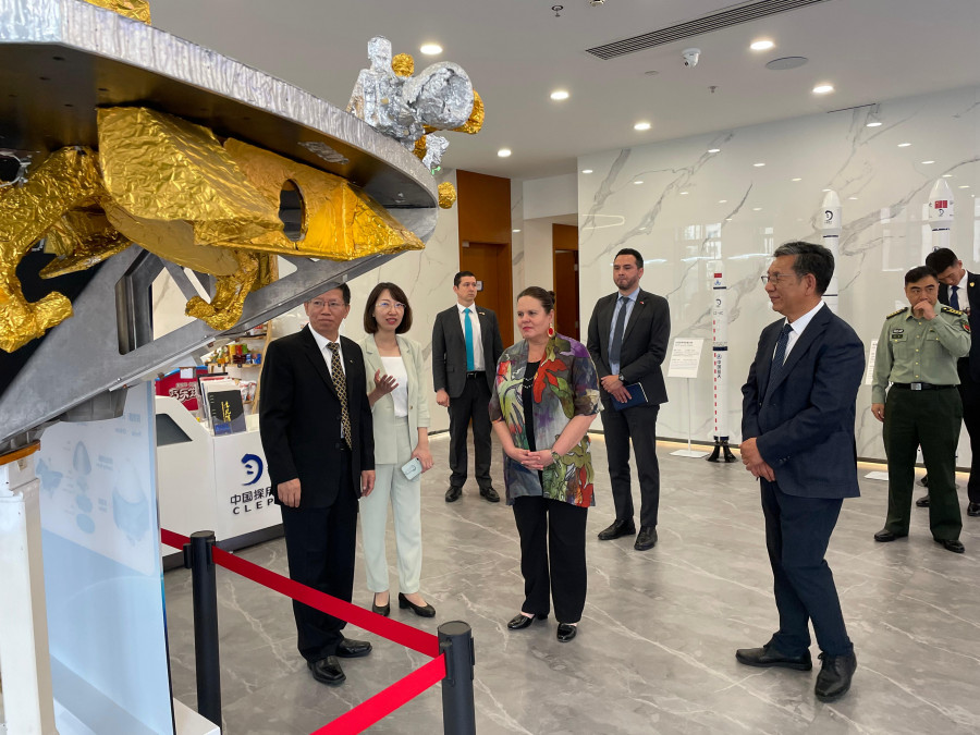 La ministra Fernández en el Laboratorio de Exploración del Espacio Profundo (DSEL) de China Firma Ministerio de Defensa Nacional de Chile