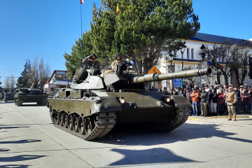 Parada Militar 2024 del Destacamento Acorazado N°5 Lanceros Firma Municipalidad de Puerto Natales