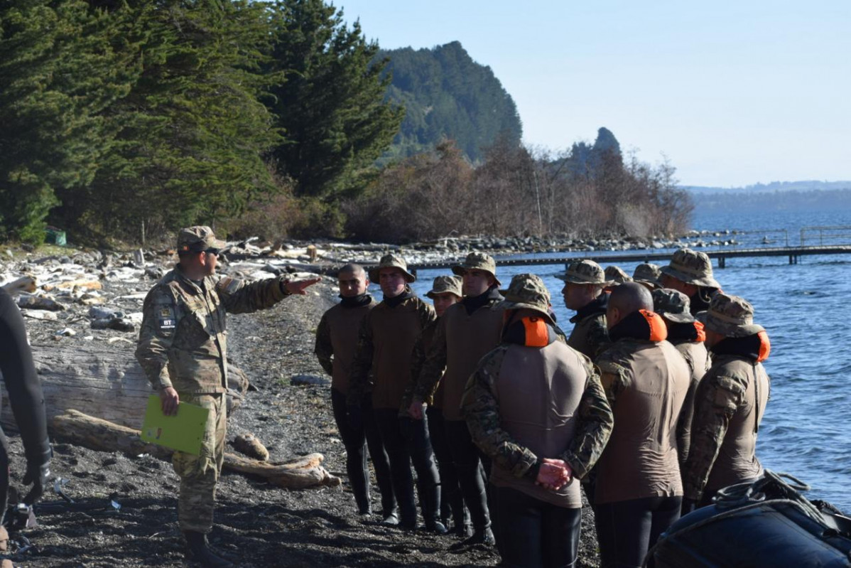 Curso de Buzo Tu00e1ctico 2024 efectuando la etapa lacustre Firma Eju00e9rcito de Chile